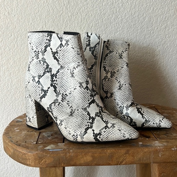 Princess Polly - Therapy snake print block heel ankle boots. Size 9 - Picture 1 of 4